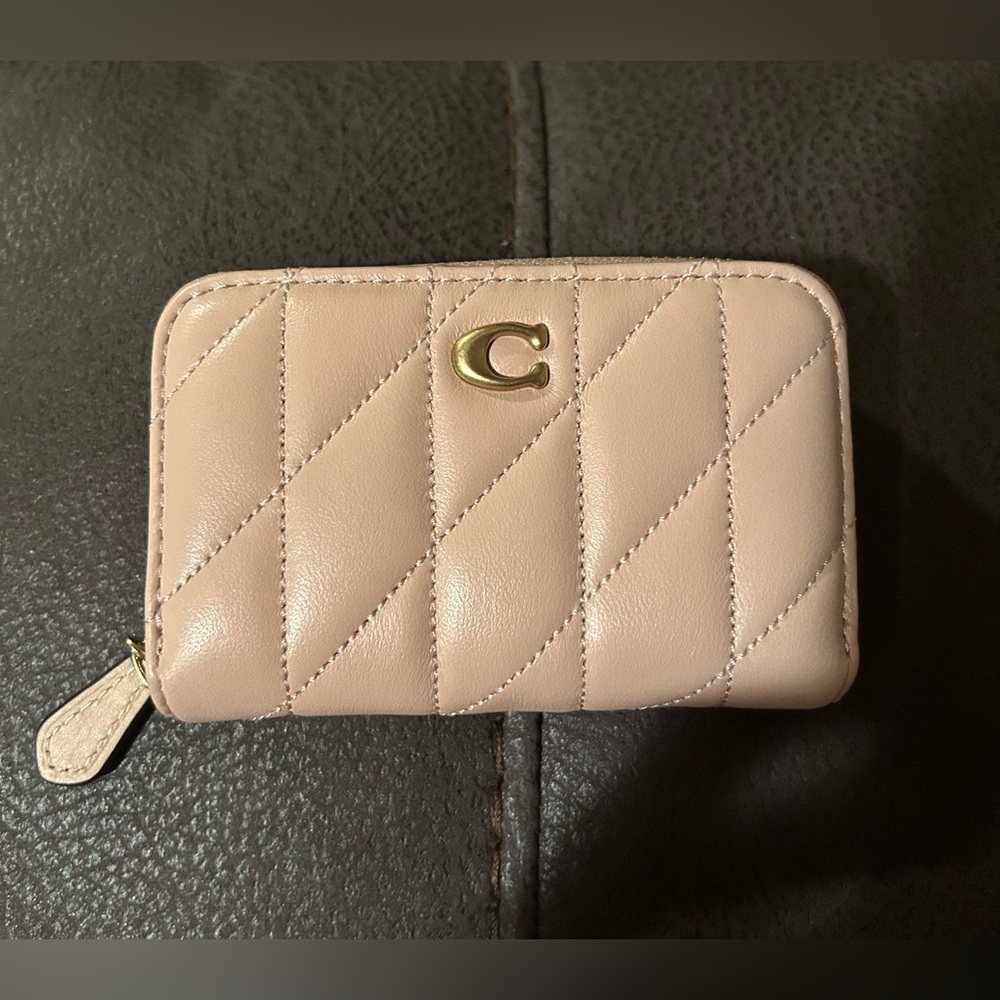 NWOT Coach Essential Small Zip Around Card Case
With Pillow Quilting